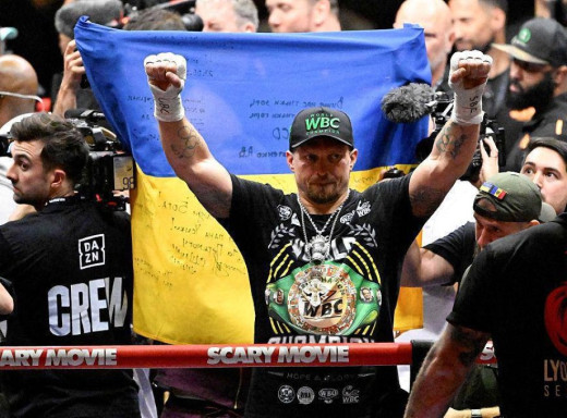Усик після перемоги підняв прапор із підписами українських ветеранів фото