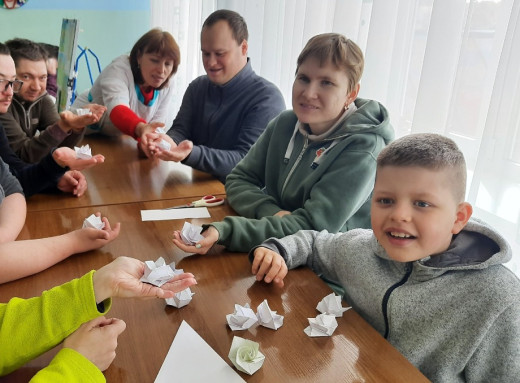 У Славутичі вихованці центру «БлагоДар» долучилися до челенджу «Квітка відродження» фото