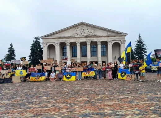 Славутичани провели мирну акцію на підтримку військовополонених ЧАЕС у Чернігові фото