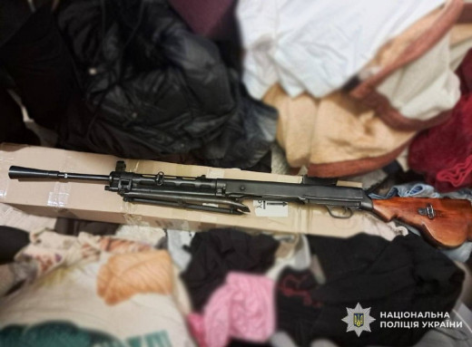 У Чернігові поліція виявила арсенал зброї під час виїзду на виклик про домашнє насильство фото У Чернігові поліція виявила арсенал зброї під час виїзду на виклик про домашнє насильство фото