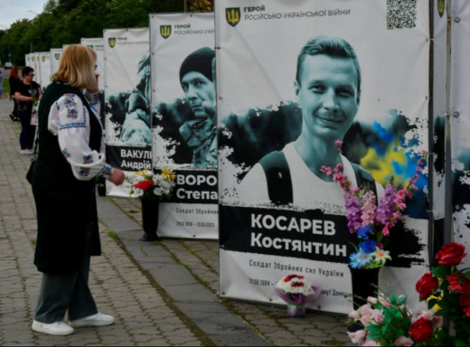 Славутич вшанував памʼять героїв у День Героїв України фото Славутич вшанував памʼять героїв у День Героїв України фото