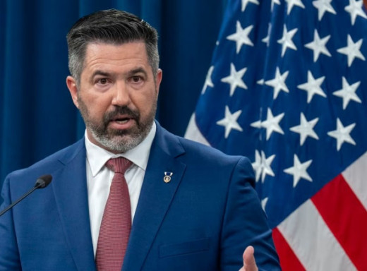 Пентагон заявив про намір зупиняти всі судна з венесуельською нафтою і каже, що танкери вже змінюють курс фото