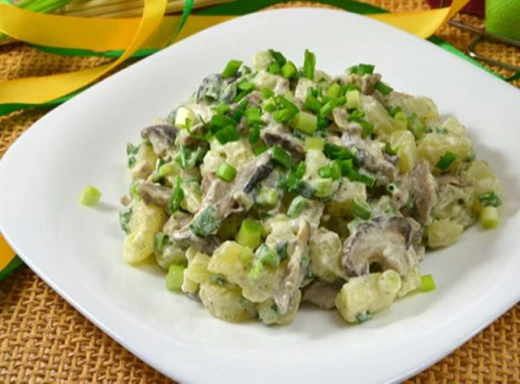Рецепт дня: Пісний салат з картоплею та грибами фото