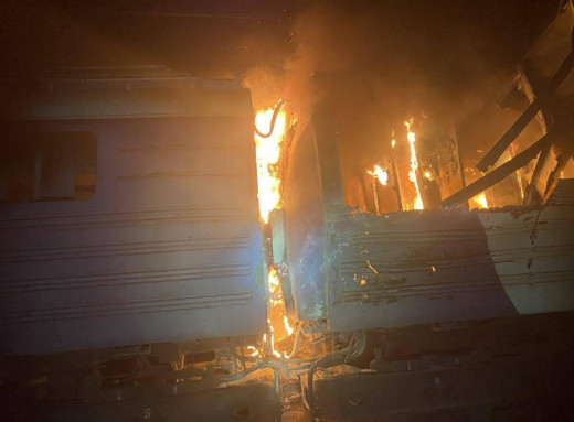 Росія вдарила дронами по поїзду на Харківщині та залізничній станції на Дніпропетровщині фото