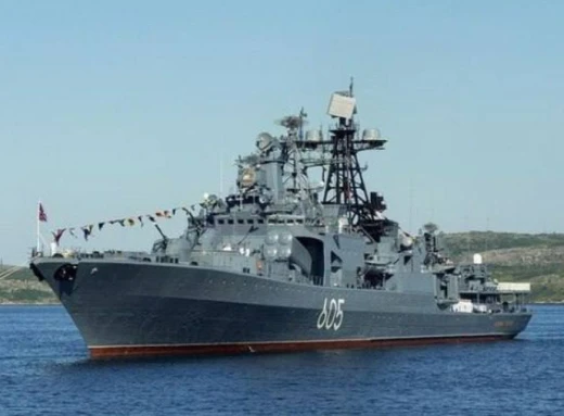 У Баренцовому морі загорівся російський протичовновий корабель "Адмірал Левченко" фото