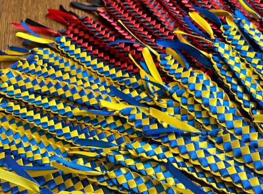 Учні ліцею «БезМеж» у Славутичі створили браслети для захисників, які повертаються з полону фото