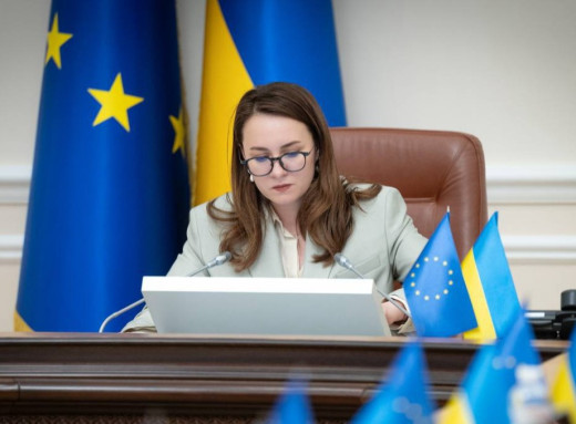 Уряд скасував частину обмежень на виїзд за кордон для жінок-посадовиць фото