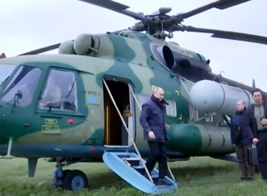 Гелікоптер путіна потрапив у зону атаки дронів під час візиту до Курської області фото Гелікоптер путіна потрапив у зону атаки дронів під час візиту до Курської області фото