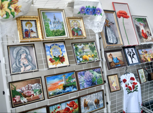 У Славутичі відкрилася виставка робіт з бісеру талановитої майстрині Еліни Кожаріної фото У Славутичі відкрилася виставка робіт з бісеру талановитої майстрині Еліни Кожаріної фото