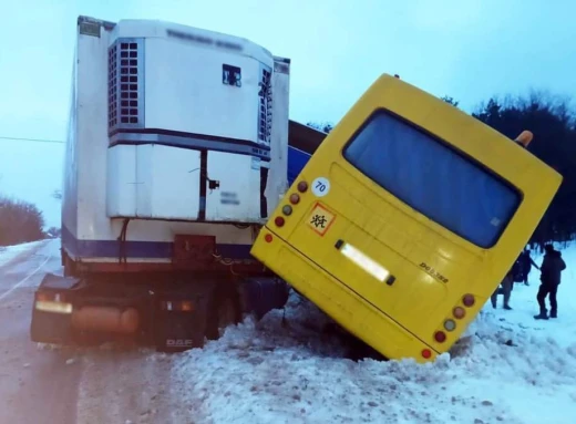 Жахлива аварія на Чернігівщині! Шкільний автобус зіткнувся з вантажівкою! фото