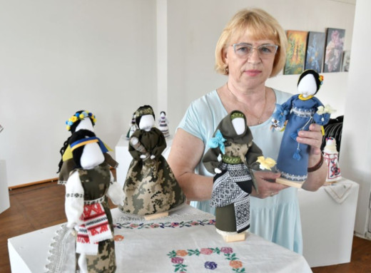 У Славутичі відкрилася виставка ляльок-мотанок Наталії Козленко фото У Славутичі відкрилася виставка ляльок-мотанок Наталії Козленко фото