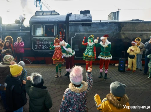 "Укрзалізниця" запрошує у Різдвяну мандрівку на  казкововому ретро-поїзді на паровозній тязі фото
