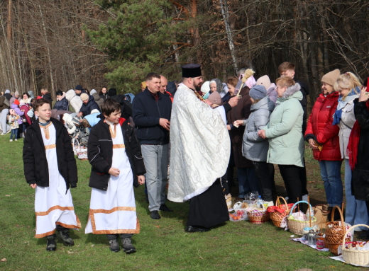 Славутичани освятили великодні кошики біля храму "Неустанна Поміч" фото