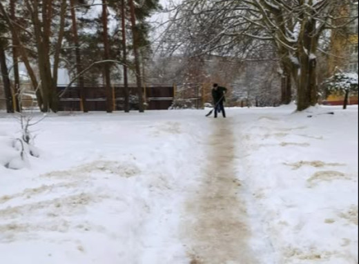 У Славутичі комунальники чистять доріжки від снігу на загальноміських територіях фото