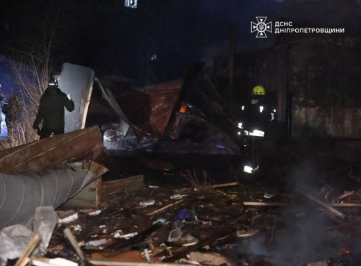 Нічна атака дронами по Дніпру: постраждали люди, пошкоджені будинки та навчальні заклади фото