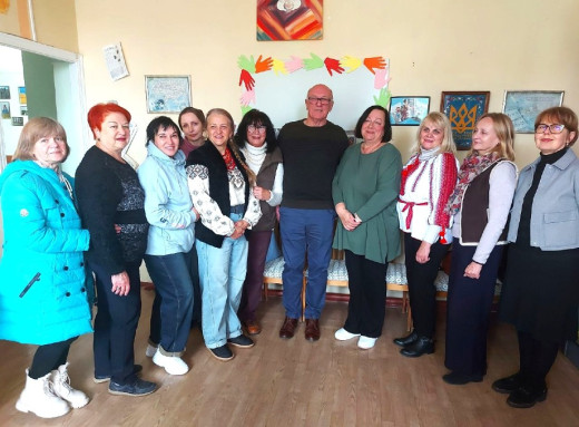 Британський українець передав до музею Славутича родинну реліквію фото