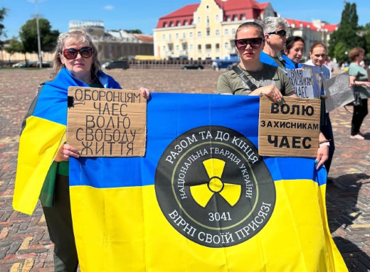 У Чернігові провели акцію на підтримку полонених захисників ЧАЕС фото У Чернігові провели акцію на підтримку полонених захисників ЧАЕС фото