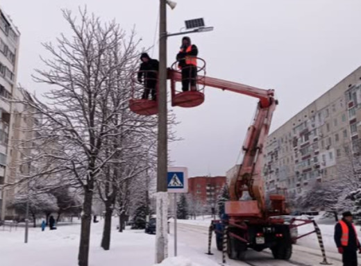 Пішохідні переходи у Славутичі підсвітять автономними ліхтарями на сонячних панелях фото
