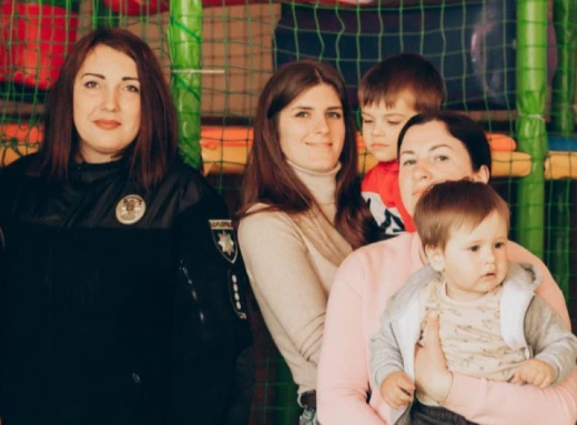 Довіра та безпека: Як поліцейські в Славутичі проводять профілактичні заходи для батьків та дітей фото