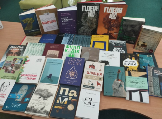 До бібліотек Славутича надійшли нові книги від PEN Ukraine фото До бібліотек Славутича надійшли нові книги від PEN Ukraine фото