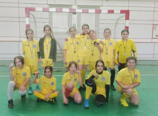 Юні футзалістки ЖФК «Олімп» зі Славутича зіграли проти команд юнаків на турнірі фото