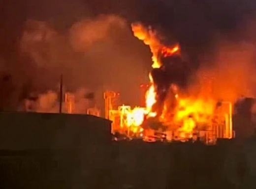 Неспокійна ніч: Через масовану атаку БпЛА на Росії горів нафтопереробний завод фото