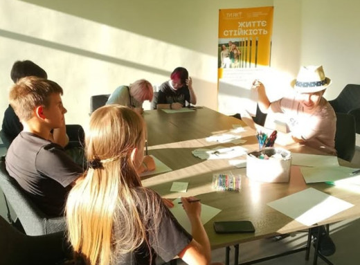 У Славутичі підліткам допомогли підвищити самооцінку на тренінгу фото У Славутичі підліткам допомогли підвищити самооцінку на тренінгу фото
