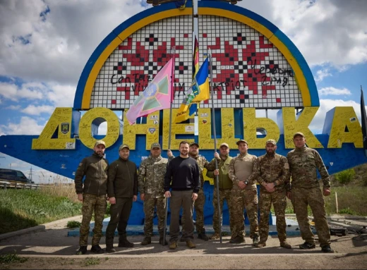Президент відвідав Донеччину –  там він нагородив військових та оглянув фортифікації фото