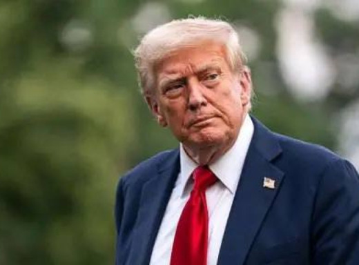 Трамп заявив про наближення американського флоту до Ірану і закликав до ядерної угоди фото