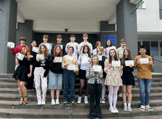 Свідоцтва про здобуття базової середньої освіти вручено дев’ятикласникам Славутича фото Свідоцтва про здобуття базової середньої освіти вручено дев’ятикласникам Славутича фото