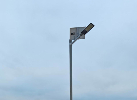 У котеджній забудові Славутича встановили автономне освітлення на сонячних панелях фото