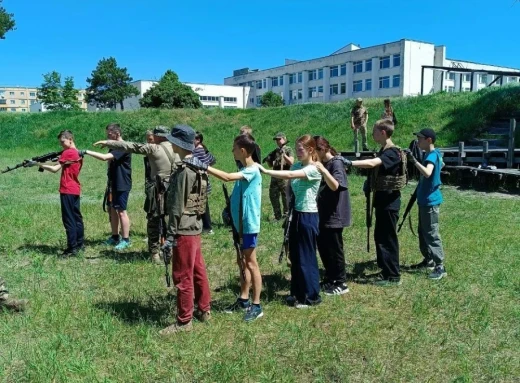 Молодь у Славутичі освоює навички безпечного поводження зі зброєю: нові можливості в молодіжному просторі фото