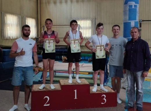 Відкритий чемпіонат КДЮСШ зі стрибків на батуті у Славутичі фото