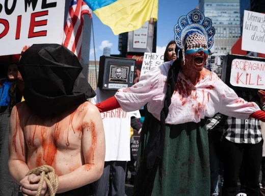 Росіяни влаштували святкування Масляної в центрі Нью-Йорку - на "свято" прийшли українські активісти фото