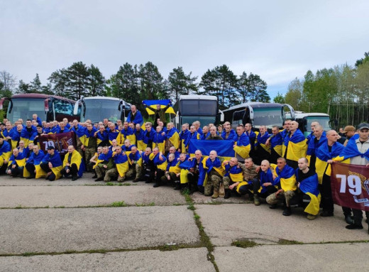 Відбувся обмін полоненими: Україна повернула 205 захисників фото Відбувся обмін полоненими: Україна повернула 205 захисників фото