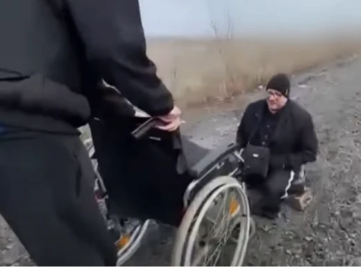 Повзком до волі: Чоловік без ніг подолав півкілометра, щоб не жити в окупації.  фото