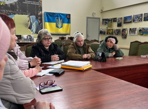 У Славутичі родини зниклих безвісти зустрілися з представниками Червоного Хреста фото