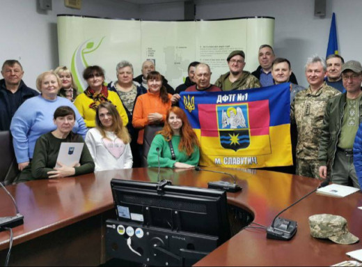У Славутичі до Дня добровольця вручили прапор ДФТГ: що обговорили на зустрічі фото