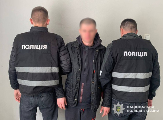 У Чернігові раніше судимий чоловік напав з молотком на перехожого і відібрав телефон фото У Чернігові раніше судимий чоловік напав з молотком на перехожого і відібрав телефон фото