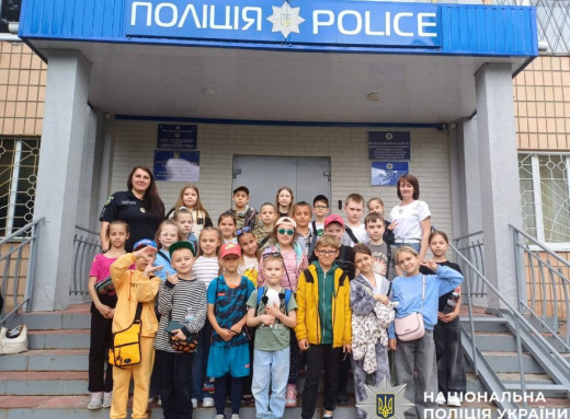 Славутицькі школярі побували на екскурсії у відділенні поліції фото Славутицькі школярі побували на екскурсії у відділенні поліції фото