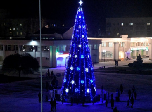 Чи буде у Славутичі новорічна ялинка: що каже мер і як вирішують інші міста фото