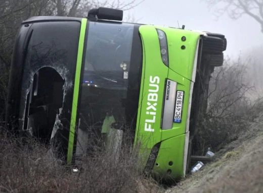 Аварія в Словаччині: Автобус із України перекинувся, постраждали 9 осіб фото