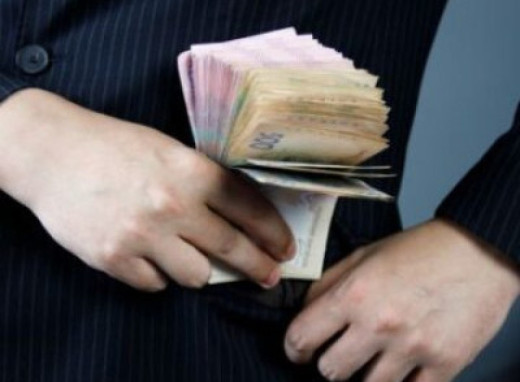 У Чернівцях двох посадовців судитимуть за привласнення бюджетних коштів фото