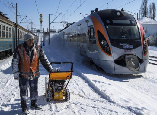 Обмерзання контактної мережі зупинило рух: Укрзалізниця повідомила про затримки 42 поїздів фото