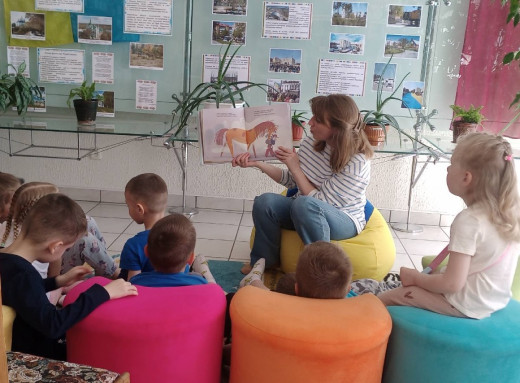 Книга, яка вчить мріяти: у Славутичі діти прочитали “Позахмарну історію” фото Книга, яка вчить мріяти: у Славутичі діти прочитали “Позахмарну історію” фото