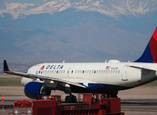 Літак Delta екстрено сів у США після дивного запаху в салоні фото