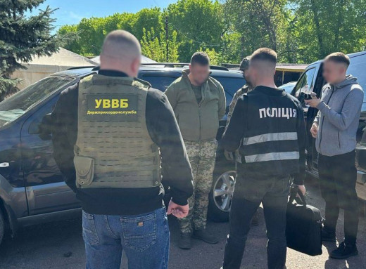 На Чернігівщині затримали працівника ТЦК, який за хабар обіцяв "прибрати з розшуку" військовозобовʼязаного фото На Чернігівщині затримали працівника ТЦК, який за хабар обіцяв "прибрати з розшуку" військовозобовʼязаного фото