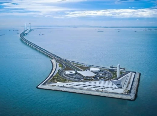 У Китаї відкрили 24-кілометрове морське шосе з підводною розв'язкою фото