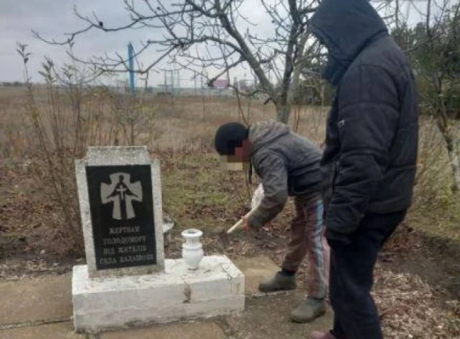 Окупанти на Херсонщині знищили пам'ятники жертвам Голодомору фото