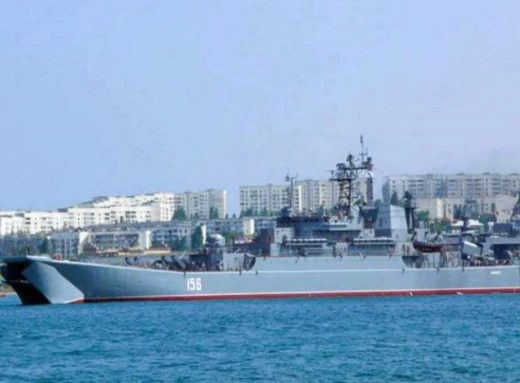 Сили оборони України здійснили удари по великим десантним кораблям "Ямал" і "Азов" в окупованому Севастополі фото